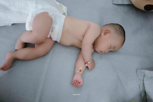 巨野两个月宝宝肚子胀气